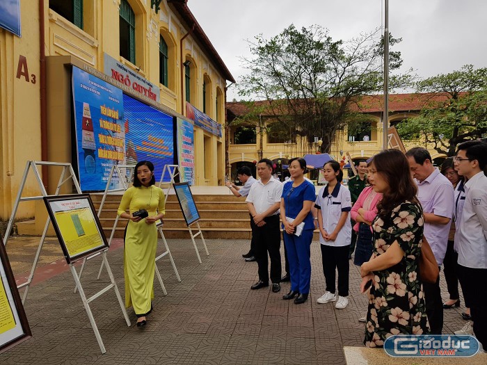 Các đại biểu cùng học sinh Trường Trung học phổ thông Ngô Quyền (Hải Phòng) nghe giới thiệu các tư liệu về Hoàng Sa, Trường Sa (Ảnh: Lã Tiến)