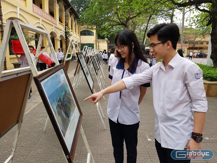 Học sinh trường Ngô Quyền tự hào với những bằng chứng về Trường Sa, Hoàng Sa (Ảnh: Lã Tiến)