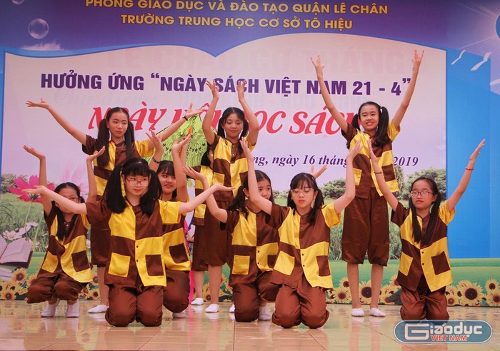 Các tiết mục văn nghệ đặc sắc tại Ngày hội đọc sách của Trường trung học cơ sở Tô Hiệu (Ảnh: Lã Tiến)