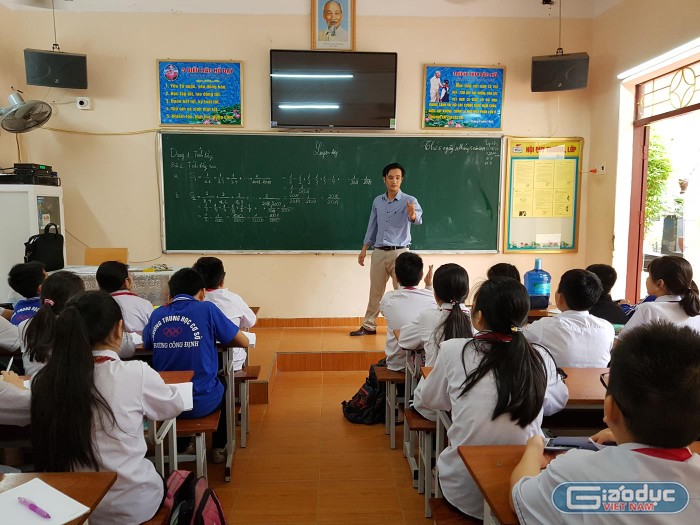 Với niềm đam mê môn Toán học, thầy giáo Đoài đã đạt nhiều thành công bước đầu trong sự nghiệp trồng người (Ảnh: Lã Tiến)