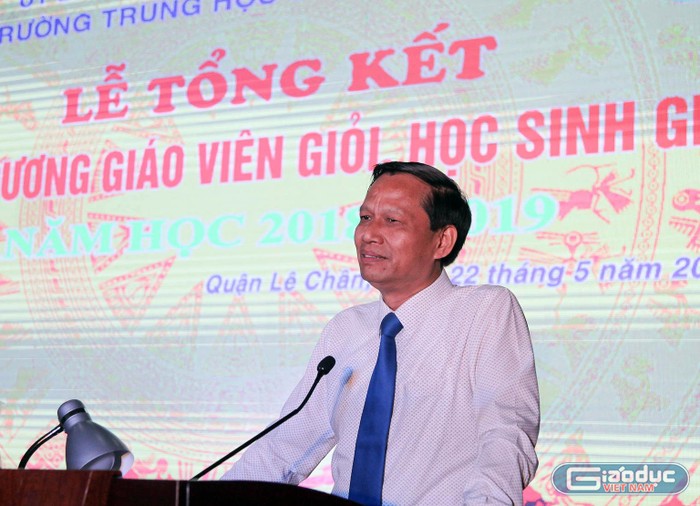 Ông Nguyễn Xuân Trường, Giám đốc Sở Giáo dục và Đào tạo Hải Phòng ghi nhận, biểu dương những kết quả Trường Trung học cơ sở Tô Hiệu đạt được trong năm học vừa qua (Ảnh: Lã Tiến)