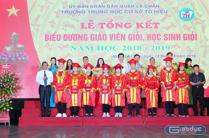 Trường Trung học cơ sở Tô Hiệu vinh danh 9 em học sinh đạt danh hiệu &quot;Ngòi bút vàng&quot; (Ảnh: Lã Tiến)