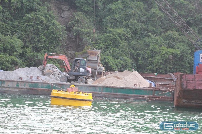 Hàng loạt công trình xây dựng trái phép trên vịnh Hạ Long vẫn ngang nhiên hoạt động rầm rộ (Ảnh: Lã Tiến)