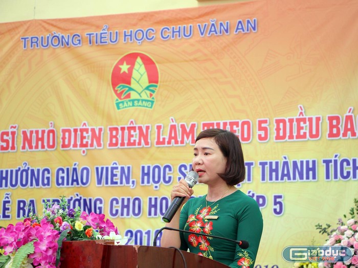 Cô giáo Phạm Thị Diện, Hiệu trưởng Trường Tiểu học Chu Văn An phát biểu tại buổi lễ (Ảnh: Lã Tiến)