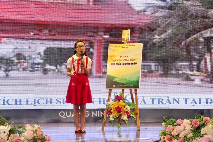 Lê Kim Ngân thể hiện tài năng thông qua phần thi giới thiệu sách (Ảnh: Cao Thanh Đông)