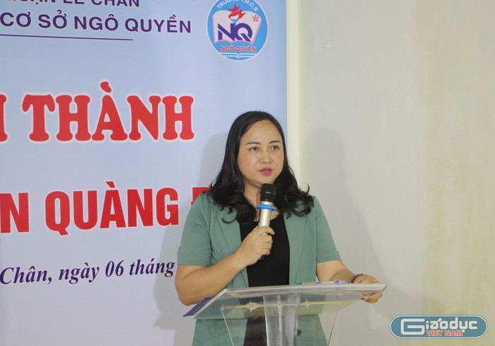 Cô giáo Nguyễn Thị Thu Hương, Hiệu trưởng Trường Trung học cơ sở Ngô Quyền mong muốn ngôi nhà nhỏ sẽ giúp em Vũ Thành Vinh vươn lên trong học tập (Ảnh: Lã Tiến)