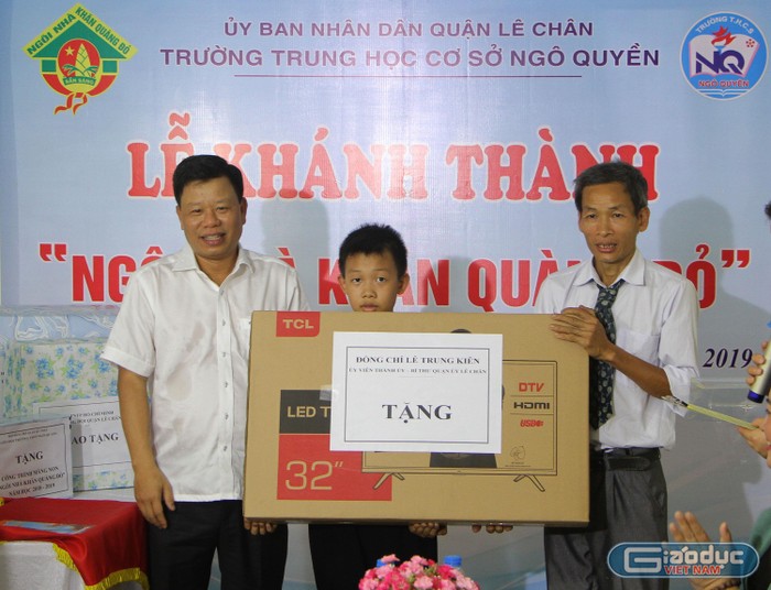 Lãnh đạo quận Lê Chân tặng quà gia đình em Vũ Thành Vinh (Ảnh: Lã Tiến)