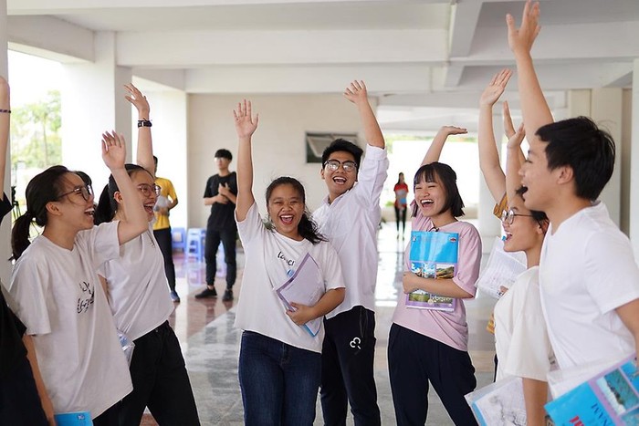 Học sinh Trường Trung học phổ thông chuyên Trần Phú vui mừng hoàn thành bài thi quốc gia năm 2019. (Ảnh: CTV)