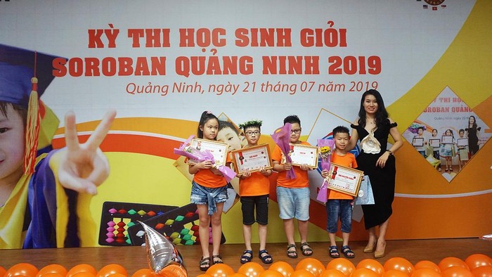 Ban tổ chức trao giải cho các học sinh đạt giải (Ảnh: CTV)