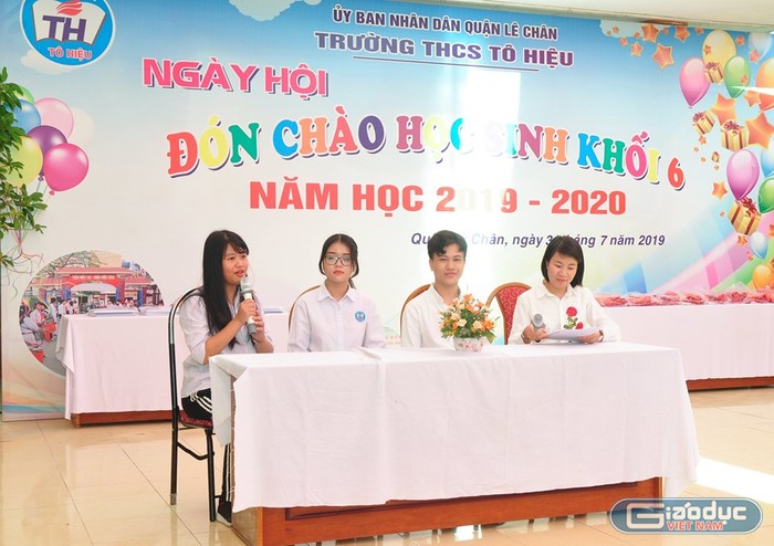 Các em học sinh khối 6 được giao lưu với các anh chị đạt thành tích cao trong học tập (Ảnh: Quyết Cương)