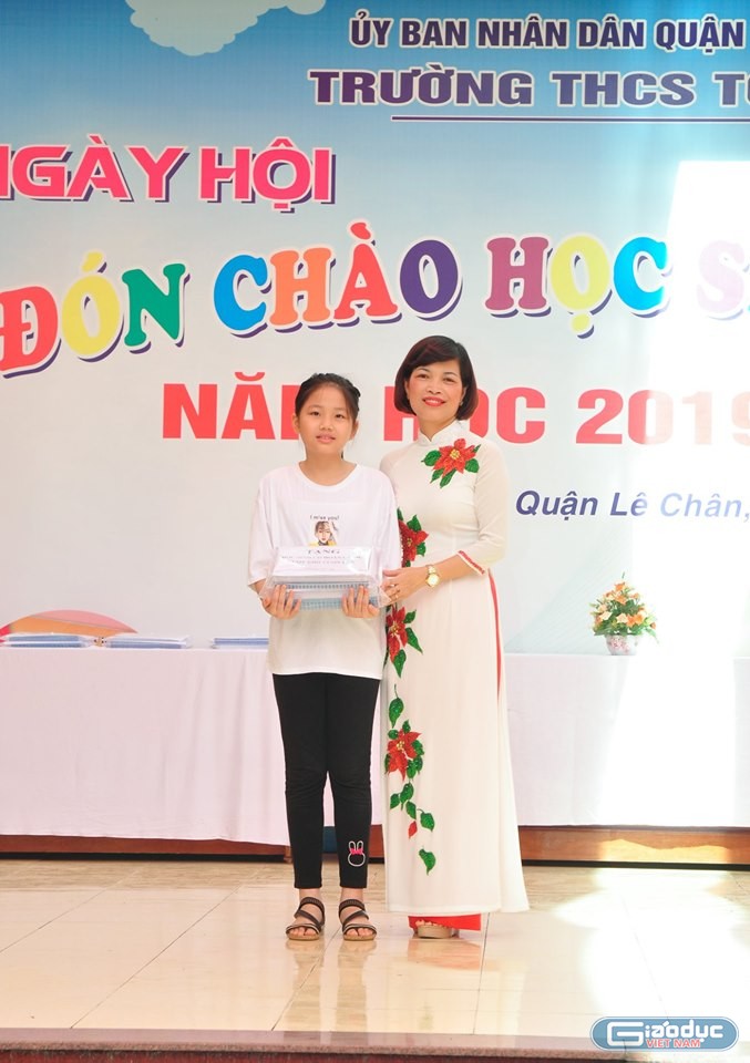 Lãnh đạo nhà trường tặng quà con chiến sĩ đang công tác tại đảo Trường Sa (Ảnh: Quyết Cương)