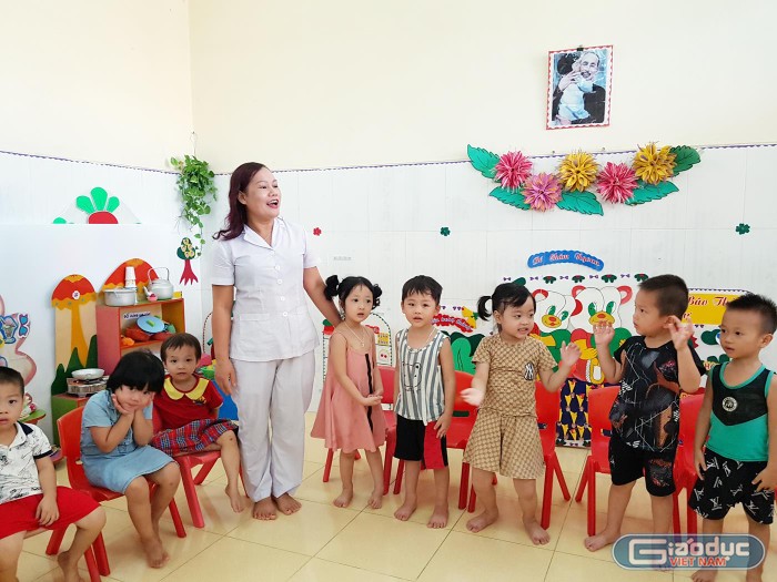 Mặc dù mang trong mình bệnh ung thư buồng trứng, cô giáo Thanh vẫn cần mẫn với nghề, dành hết yêu thương cho trẻ (Ảnh: Lã Tiến)