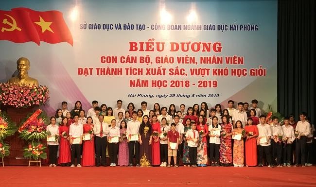 Các em học sinh là con cán bộ, giáo viên, nhân viên được Sở Giáo dục và Đào tạo biểu dương (Ảnh: CTV)