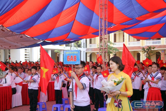 Trường Trung học cơ sở Chu Văn An chào đón các học sinh khối 6 (Ảnh: Lã Tiến)