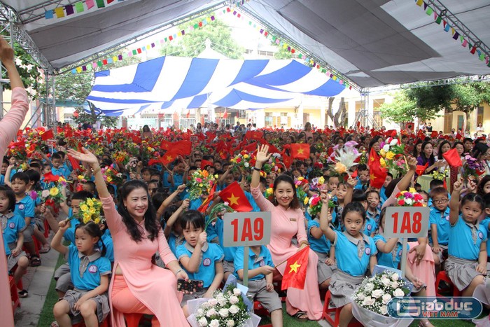 Các thầy, cô giáo và các em học sinh tươi cười rạng rỡ trong ngày khai giảng (Ảnh: Lã Tiến)