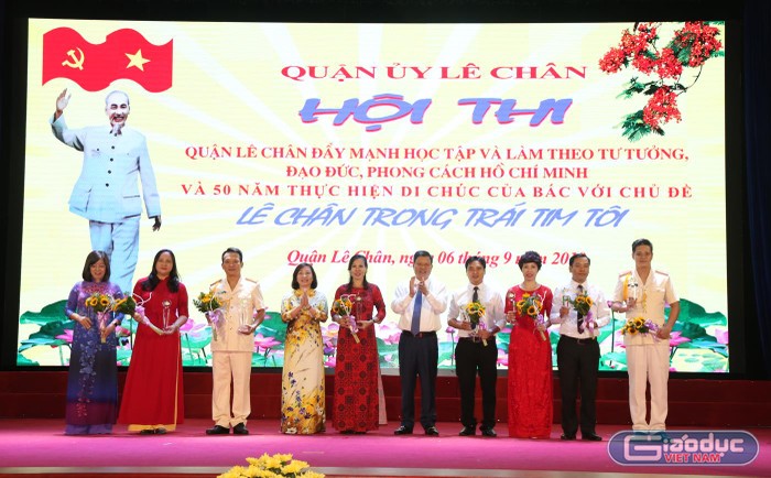 Lãnh đạo quận Lê Chân trao giải thưởng tặng các tập thể, cá nhân (Ảnh: Lã Tiến)