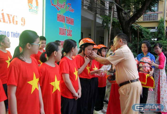 Trung tâm Nhật ngữ Hanani đã trao mũ bảo hiểm tặng cô giáo và học sinh lớp tiếng Nhật của nhà trường (Ảnh: Lã Tiến)