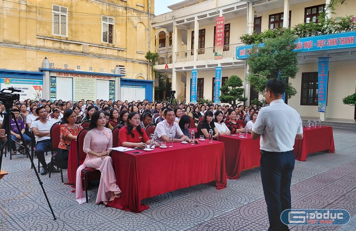 Bằng ngôn từ giản dị, dể hiểu, những chia sẻ của Tiến sĩ Trần Văn Tính được phụ huynh hưởng ứng (Ảnh: Lã Tiến)