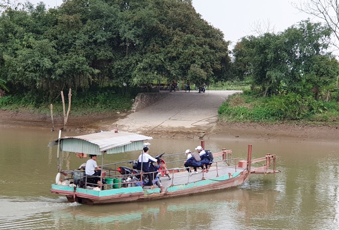 Bất kể nắng mưa, anh Trọng vẫn miệt mài chở đò đưa học sinh tới trường (Ảnh: CTV)