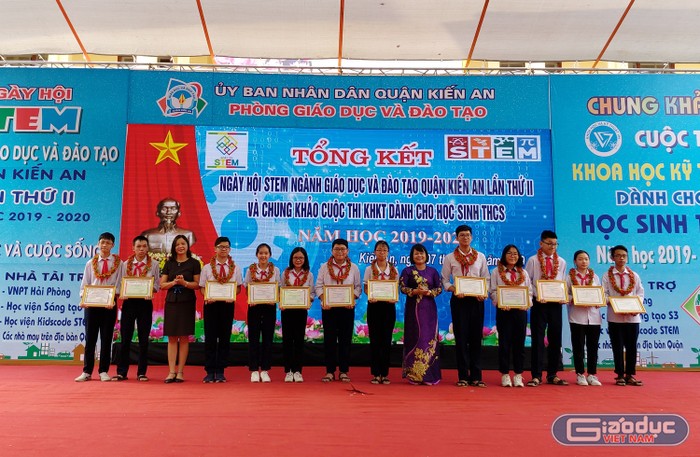 Ban tổ chức trao giải cho các tập thể, cá nhân đạt giải nhì cuộc thi Khoa học kỹ thuật dành cho học sinh trung học cơ sở (Ảnh: Lã Tiến)