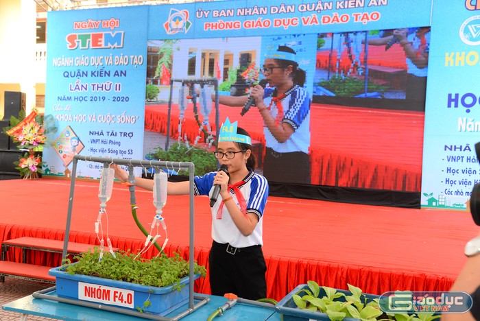 Các em học sinh thiết kế hệ thống tưới rau thông minh bán tự động (Ảnh: Lã Tiến)