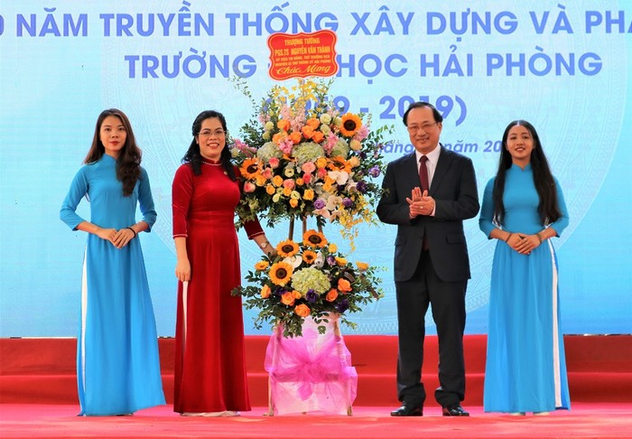 Thượng tướng, Phó giáo sư, Tiến sĩ Nguyễn Văn Thành, Thứ trưởng Bộ Công an tặng hoa chúc mừng nhà trường (Ảnh: CTV)