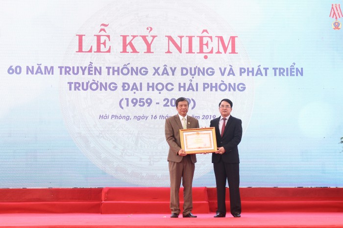 Ông Lê Khắc Nam, Phó chủ tịch Ủy ban nhân dân thành phố Hải Phòng trao Bằng khen của Thủ tướng Chính phủ tặng Tiến sỹ Đoàn Quang Mạnh, Phó Hiệu trưởng nhà trường (Ảnh:CTV)