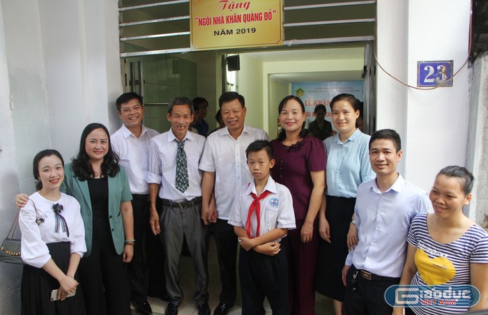 Trường Trung học cơ sở Ngô Quyền (quận Lê Chân, Hải Phòng) khánh thành công trình măng non “ngôi nhà khăn quàng đỏ” tặng em Vũ Thành Vinh (Ảnh: Lã Tiến)