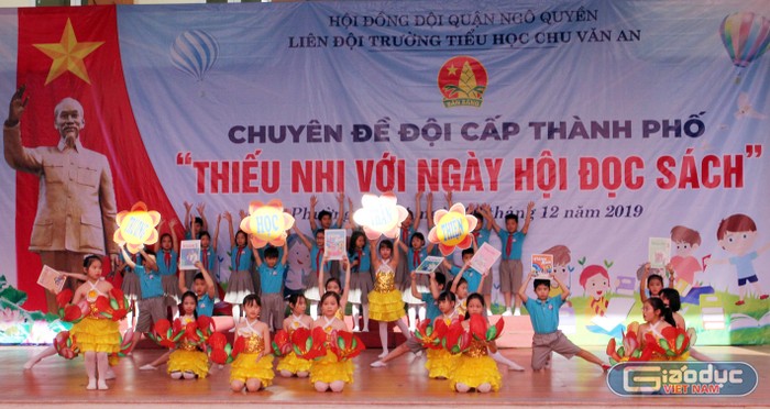 Chuyên đề &quot;Thiếu nhi với ngày hội đọc sách&quot; của Trường tiểu học Chu Văn An được sân khấu hóa bằng những hoạt cảnh ý nghĩa (Ảnh: LT)