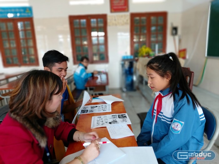 Thầy giáo người nước ngoài phỏng vấn các em học sinh trung học cơ sở (Ảnh: Lã Tiến)