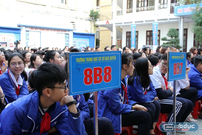 Hàng nghìn học sinh chăm chú lắng nghe cán bộ Phòng Cảnh sát giao thông tuyên truyền, phổ biến kiến thức về an toàn giao thông (Ảnh: Lã Tiến)