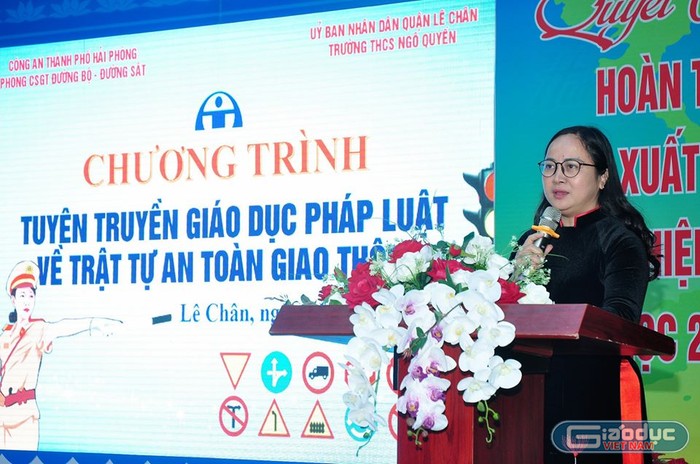 Cô giáo Nguyễn Thị Thu Hương, Hiệu trưởng Trường Trung học cơ sở Ngô Quyền phát biểu tại buổi tuyên truyền (Ảnh: Lã Tiến)