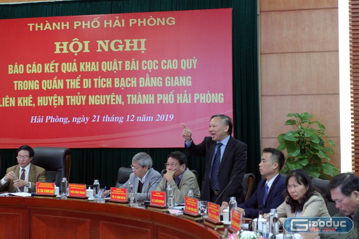 Các nhà khoa học, nhà khảo cổ đóng góp nhiều ý kiến quan trọng trong việc phát hiện bãi cọc gỗ cổ Bạch Đằng (Ảnh: Lã Tiến)