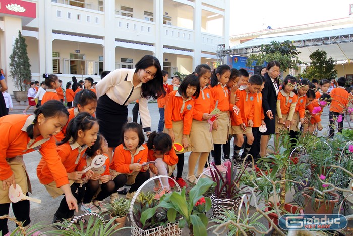 Các em học sinh được trải nghiệm ngay tại khuôn viên sân trường (Ảnh: Lã Tiến)