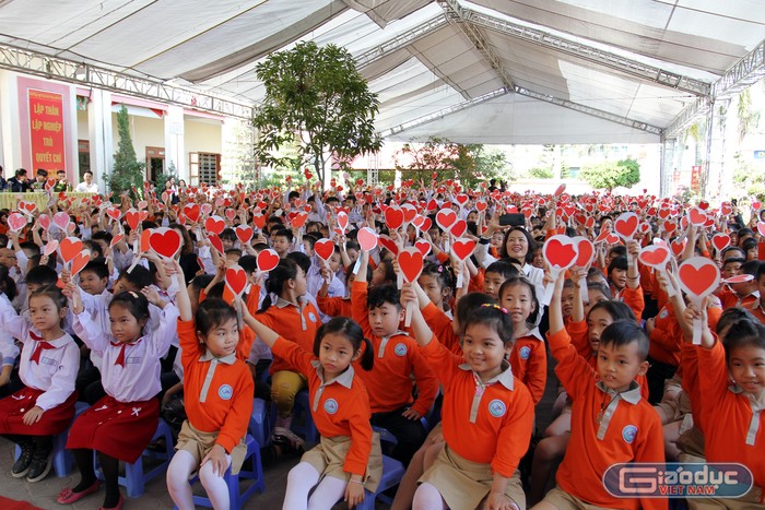 Cô và trò Trường Tiểu học Hải Thành cùng nhau xây dựng trường học hạnh phúc để mỗi ngày đến trường là một ngày vui (Ảnh: Lã Tiến)