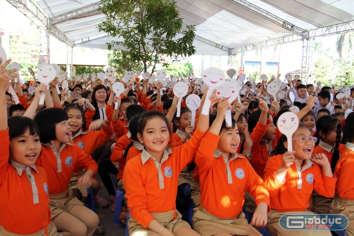 Cô và trò Trường Tiểu học Hải Thành cùng nhau xây dựng trường học hạnh phúc (Ảnh: Lã Tiến)