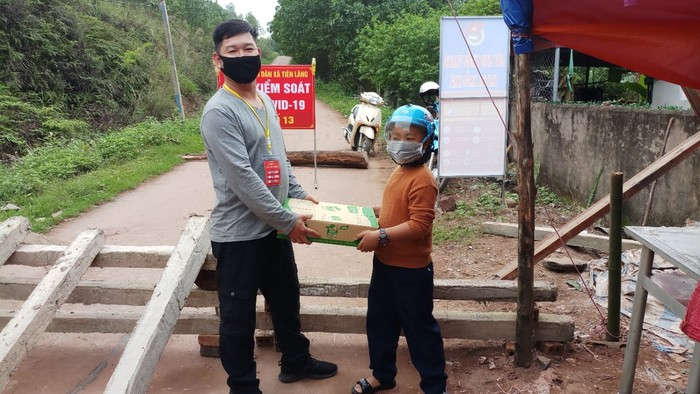 Em Tô Minh Quân trực tiếp trao tận tay các vỉ sữa cho lực lượng làm nhiệm vụ kiểm soát dịch trên địa bàn xã Tiên Lãng (Ảnh: CTV)