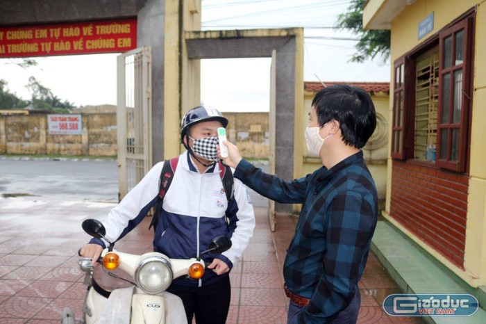 Học sinh Trường Trung học phổ thông Vĩnh Bảo (Hải Phòng) được đo thân nhiệt ngay tại cổng trường (Ảnh: Nhà trường cung cấp)