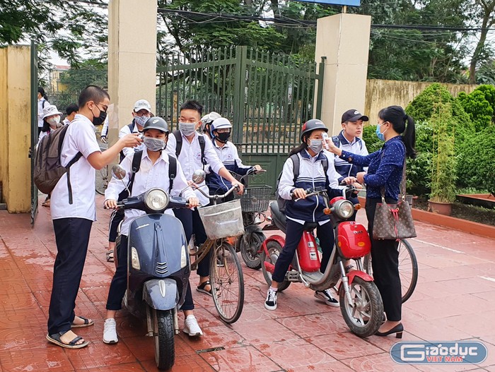 Học sinh Trường Trung học cơ sở thị trấn An Dương (huyện An Dương, Hải Phòng) đến trường được đo thân nhiệt và thực hiện các biện pháp phòng, chống dịch bệnh theo quy định (Ảnh: Lã Tiến)