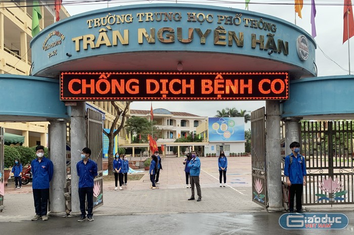 Trường Trung học phổ thông Trần Nguyên Hãn thực hiện nghiêm các biện pháp phòng, chống dịch Covid-19 khi đón học sinh quay lại trường học (Ảnh: CTV)