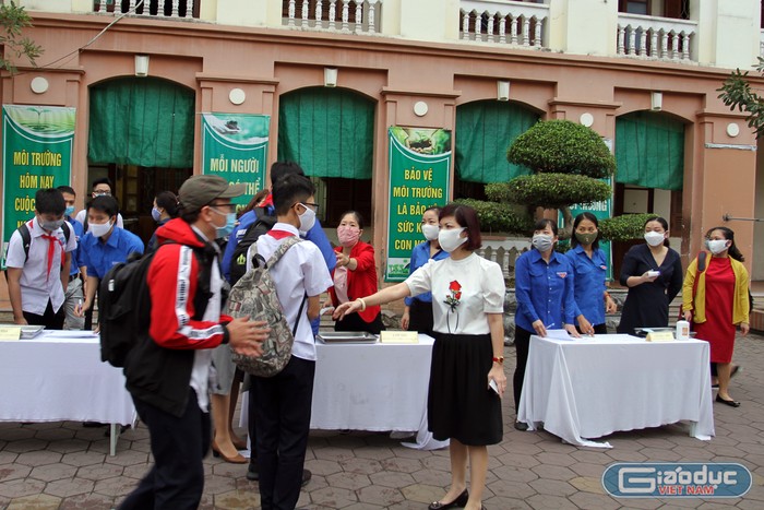 Hiệu trưởng cùng cán bộ, giáo viên Trường Trung học cơ sở Tô Hiệu (quận Lê Chân, Hải Phòng) đón học sinh tại cổng trường (Ảnh: Lã Tiến)