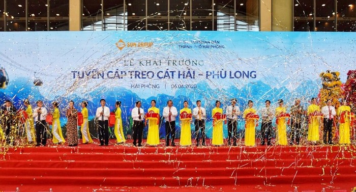 Các đại biểu cắt băng khánh thành tuyến cáp treo Cát Hải- Phù Long (Hải Phòng) (Ảnh: CTV)