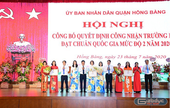 Lãnh đạo Ủy ban nhân dân thành phố Hải Phòng, Sở Giáo dục và Đào tạo trao quyết định công nhận trường chuẩn quốc gia mức độ 2 cho 3 nhà trường (Ảnh: LT)