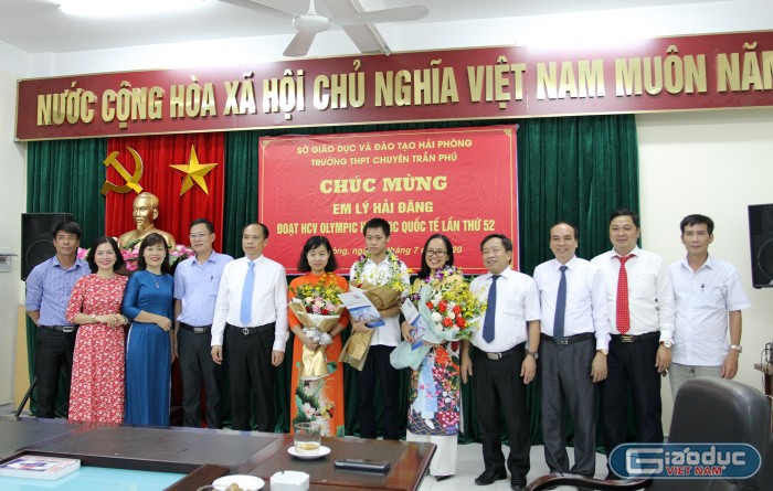 Lãnh đạo Sở Giáo dục và Đào tạo Hải Phòng chụp ảnh lưu niệm cùng em Lý Hải Đăng cùng các thầy cô giáo Trường trung học phổ thông chuyên Trần Phú (Ảnh: Lã Tiến)