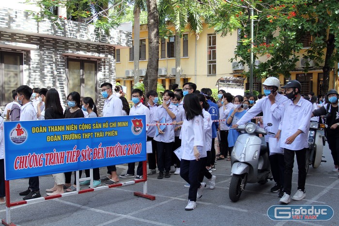 Thời tiết thuận lợi cho các thí sinh làm thủ tục dự thi tốt nghiệp trung học phổ thông (Ảnh: Lã Tiến)