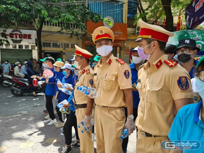 Lực lượng cảnh sát giao thông, sinh viên tình nguyện có mặt tại các điểm thi hỗ trợ giải tỏa ùn tắc giao thông (Ảnh: Lã Tiến)