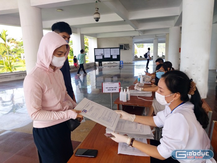 Phụ huynh học sinh được Ban tuyển sinh hướng dẫn làm hồ sơ nhập học (Ảnh: Lã Tiến)