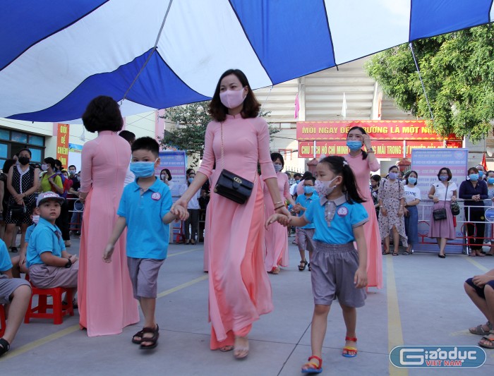 Giáo viên Trường Tiểu học Chu Văn An đón học sinh tới dự lễ khai giảng năm học mới (Ảnh: Lã Tiến)