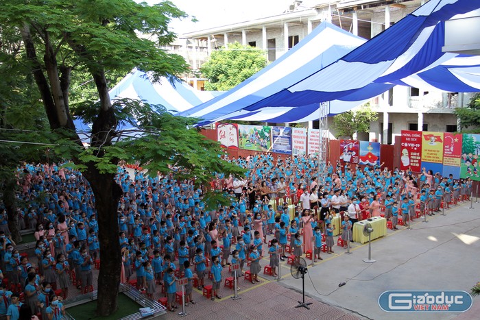 Lễ khai giảng của Trường tiểu học Chu Văn An được tổ chức gọn nhẹ nhưng trang trọng (Ảnh: Lã Tiến)