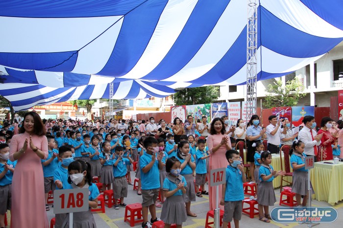 Cô và trò tự tin, phấn khởi trong ngày khai giảng năm học mới (Ảnh: Lã Tiến)